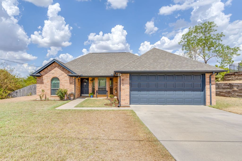 613 E 1st Street, Weatherford, TX 76086 — exterior