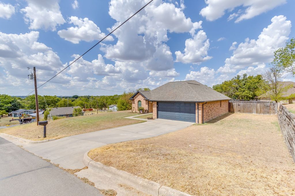 613 E 1st Street, Weatherford, TX 76086 — photo 2