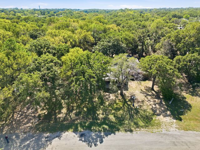 1004 Lakeview Drive, Joshua, TX 76058