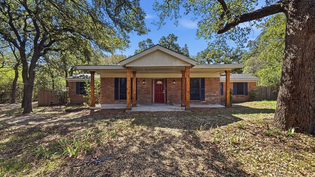 1004 Lakeview Drive, Joshua, TX 76058