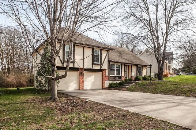 10106 NW Mirror Lake Drive, Kansas City, MO 64152