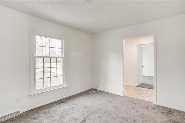 10106 NW Mirror Lake Drive, Kansas City, MO 64152