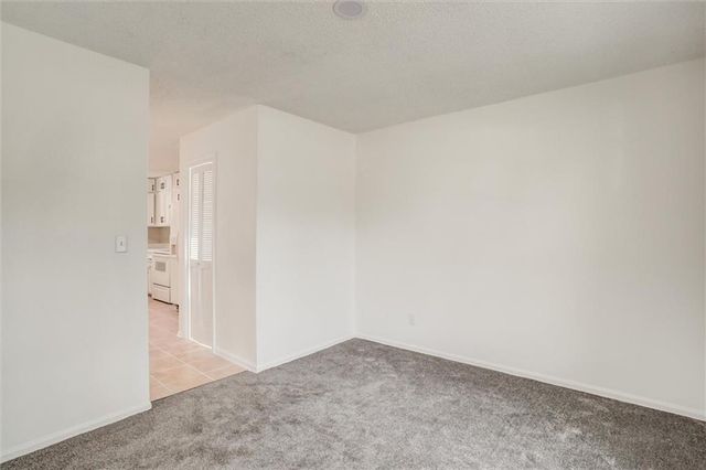 10106 NW Mirror Lake Drive, Kansas City, MO 64152