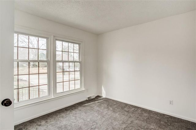 10106 NW Mirror Lake Drive, Kansas City, MO 64152