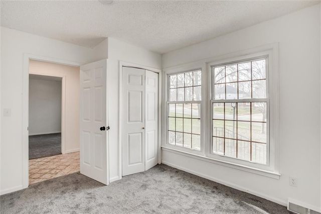 10106 NW Mirror Lake Drive, Kansas City, MO 64152