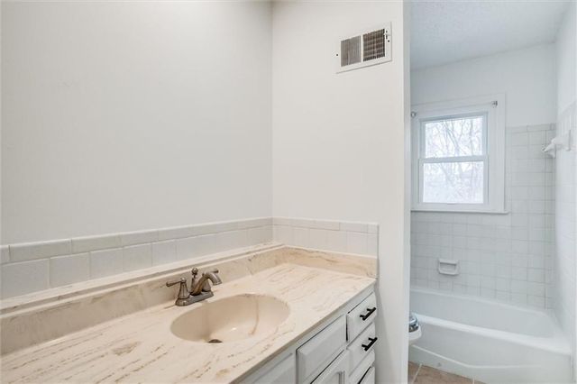 10106 NW Mirror Lake Drive, Kansas City, MO 64152