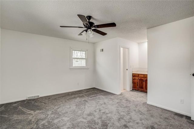 10106 NW Mirror Lake Drive, Kansas City, MO 64152