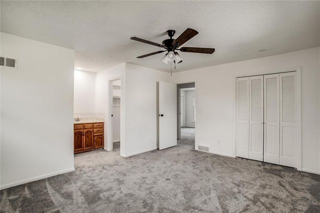 10106 NW Mirror Lake Drive, Kansas City, MO 64152