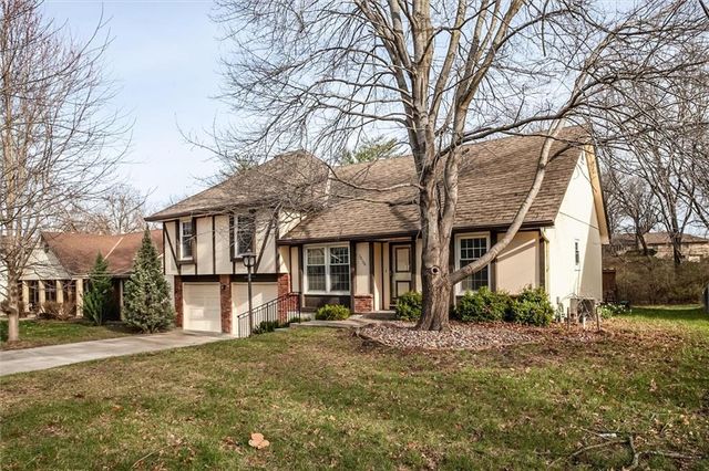 10106 NW Mirror Lake Drive, Kansas City, MO 64152