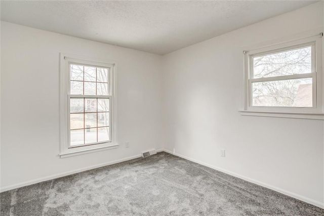 10106 NW Mirror Lake Drive, Kansas City, MO 64152