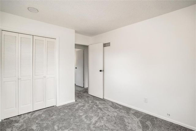 10106 NW Mirror Lake Drive, Kansas City, MO 64152