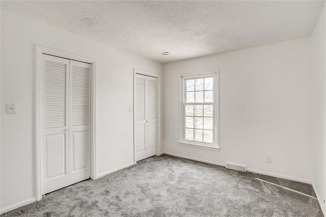 10106 NW Mirror Lake Drive, Kansas City, MO 64152