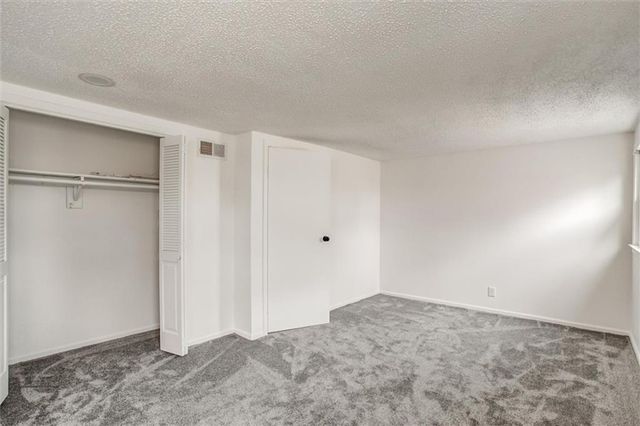 10106 NW Mirror Lake Drive, Kansas City, MO 64152