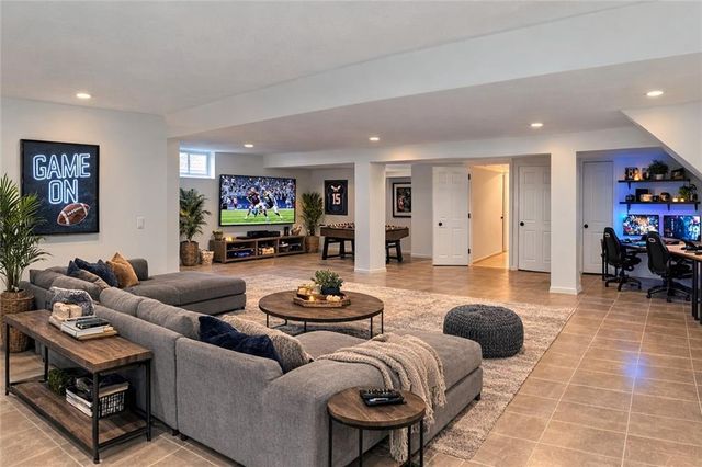 10106 NW Mirror Lake Drive, Kansas City, MO 64152