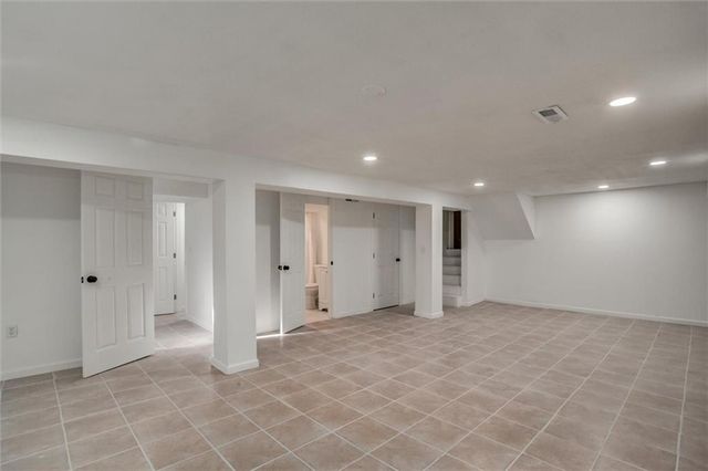 10106 NW Mirror Lake Drive, Kansas City, MO 64152