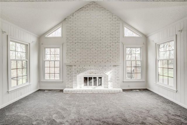 10106 NW Mirror Lake Drive, Kansas City, MO 64152