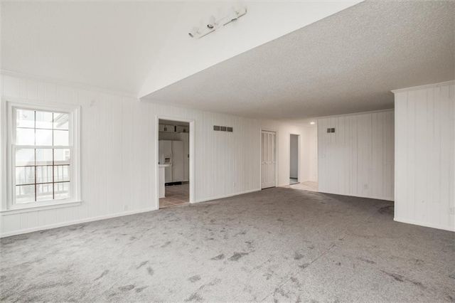 10106 NW Mirror Lake Drive, Kansas City, MO 64152