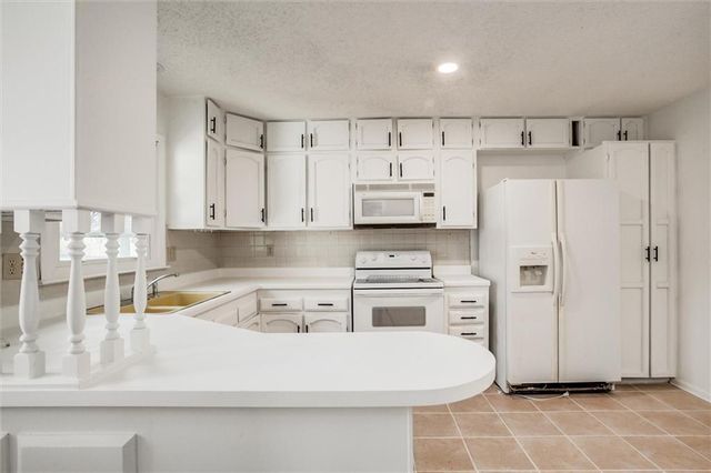 10106 NW Mirror Lake Drive, Kansas City, MO 64152