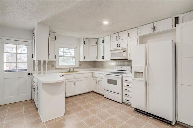 10106 NW Mirror Lake Drive, Kansas City, MO 64152