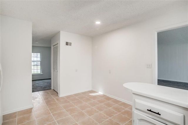 10106 NW Mirror Lake Drive, Kansas City, MO 64152