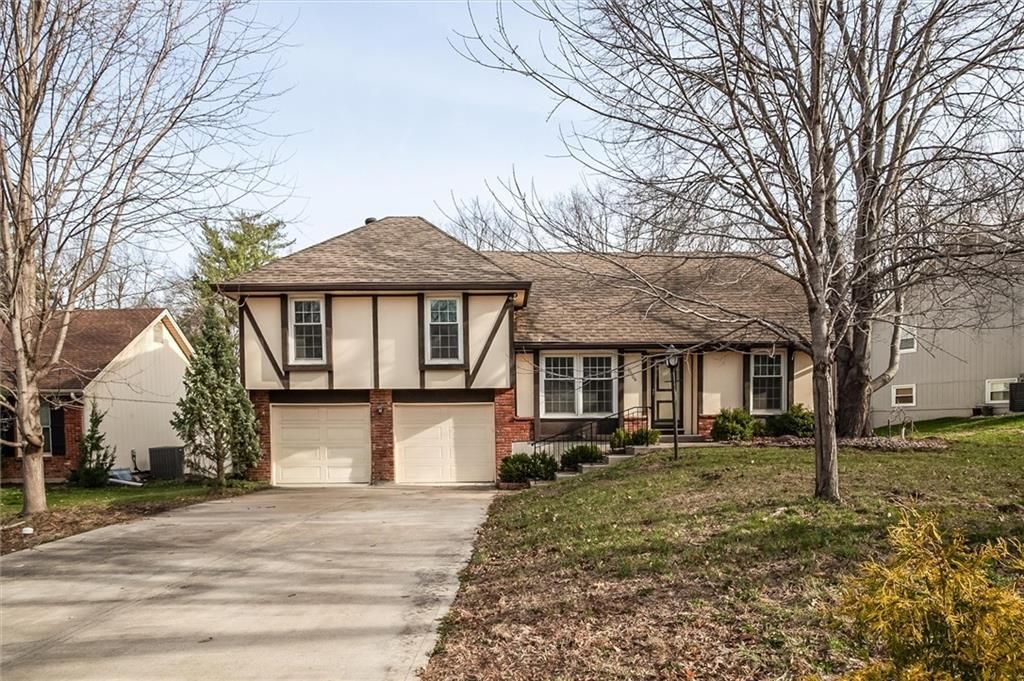 10106 NW Mirror Lake Drive, Kansas City, MO 64152