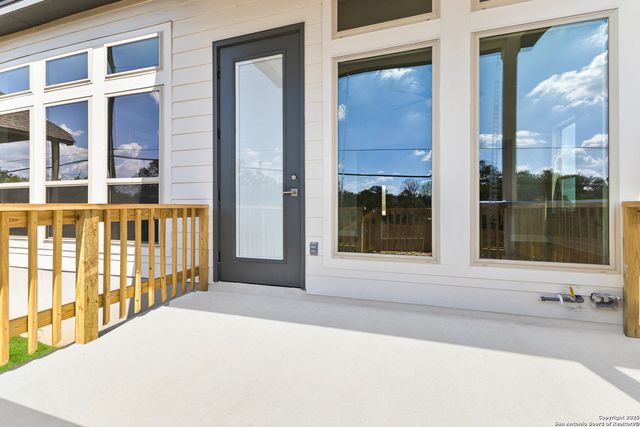 130 Gallant Fox, Castroville, TX 78009