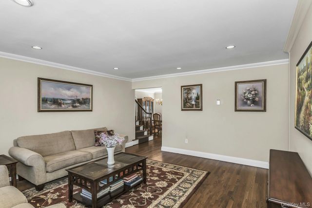 59 Jamaica Avenue, Plainview, NY 11803