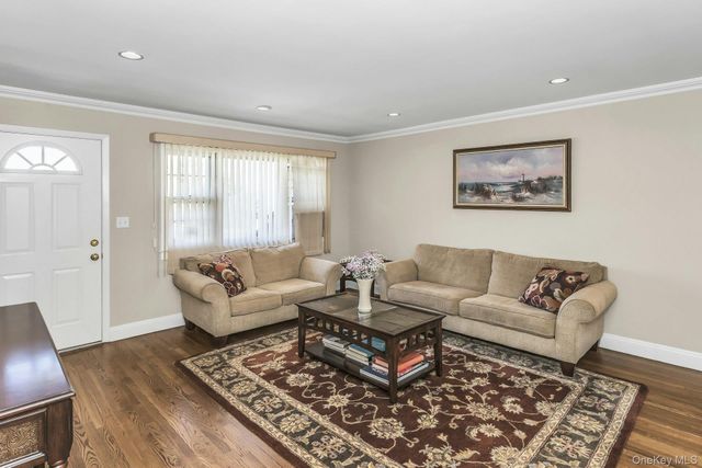 59 Jamaica Avenue, Plainview, NY 11803
