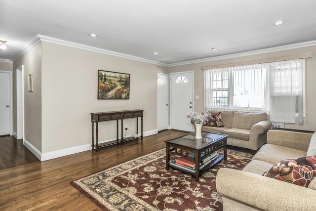 59 Jamaica Avenue, Plainview, NY 11803