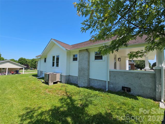 1704 16th Street NE, Hickory, NC 28601