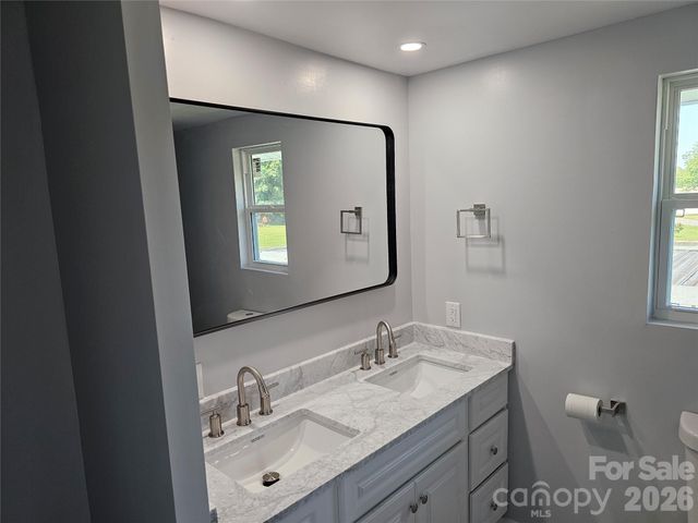 1704 16th Street NE, Hickory, NC 28601