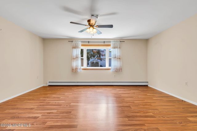15 Chateux Lane, Toms River, NJ 08755