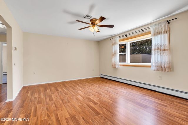 15 Chateux Lane, Toms River, NJ 08755