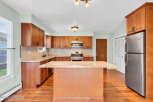 15 Chateux Lane, Toms River, NJ 08755
