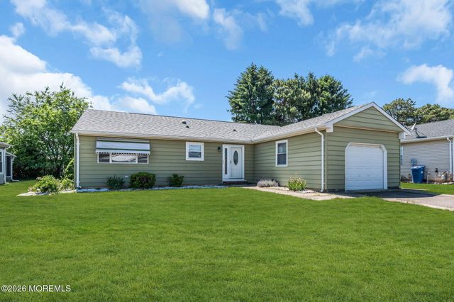 15 Chateux Lane, Toms River, NJ 08755