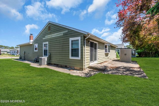 15 Chateux Lane, Toms River, NJ 08755