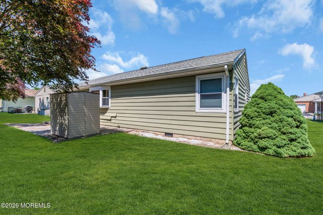 15 Chateux Lane, Toms River, NJ 08755