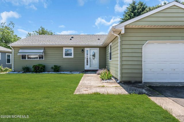 15 Chateux Lane, Toms River, NJ 08755