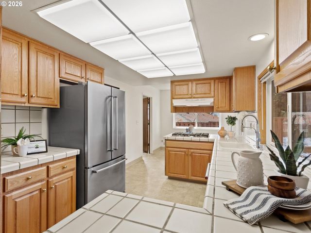 2564 BRONCO Ct, West Linn, OR 97068