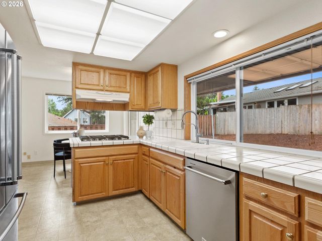 2564 BRONCO Ct, West Linn, OR 97068