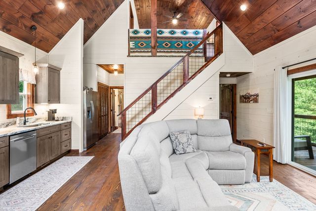 313 Lexington Drive, Brasstown, NC 28902