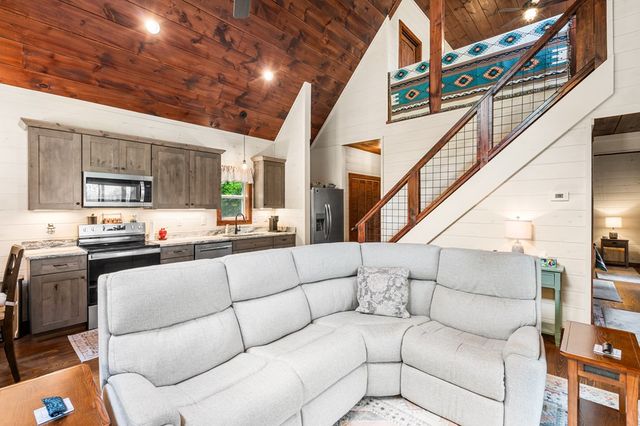 313 Lexington Drive, Brasstown, NC 28902