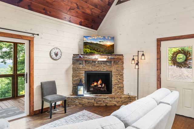 313 Lexington Drive, Brasstown, NC 28902