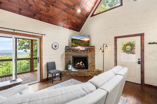 313 Lexington Drive, Brasstown, NC 28902