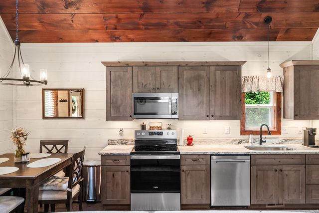 313 Lexington Drive, Brasstown, NC 28902