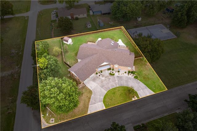 707 Quail Creek Road, Parsons, KS 67357