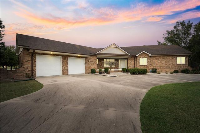 707 Quail Creek Road, Parsons, KS 67357