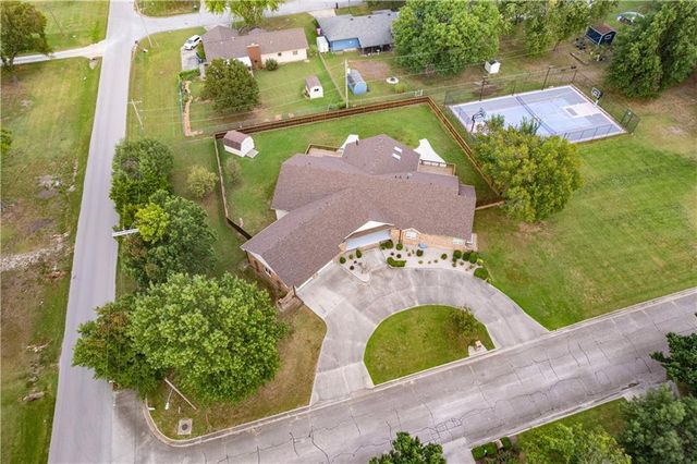 707 Quail Creek Road, Parsons, KS 67357