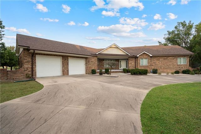 707 Quail Creek Road, Parsons, KS 67357