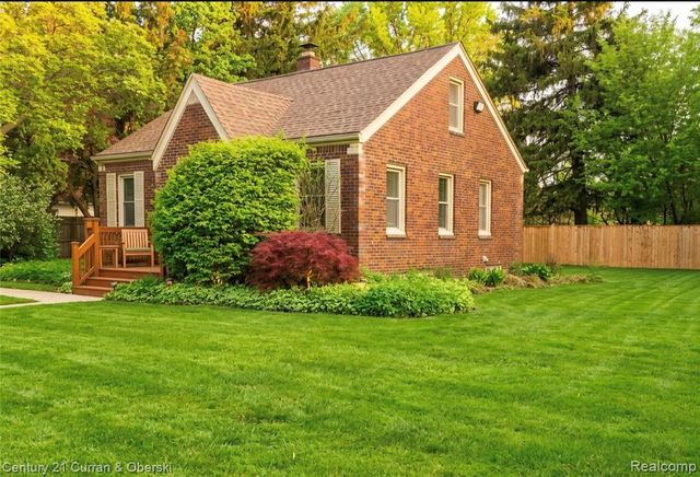 18808 Eastwood Dr, Harper Woods, MI 48225